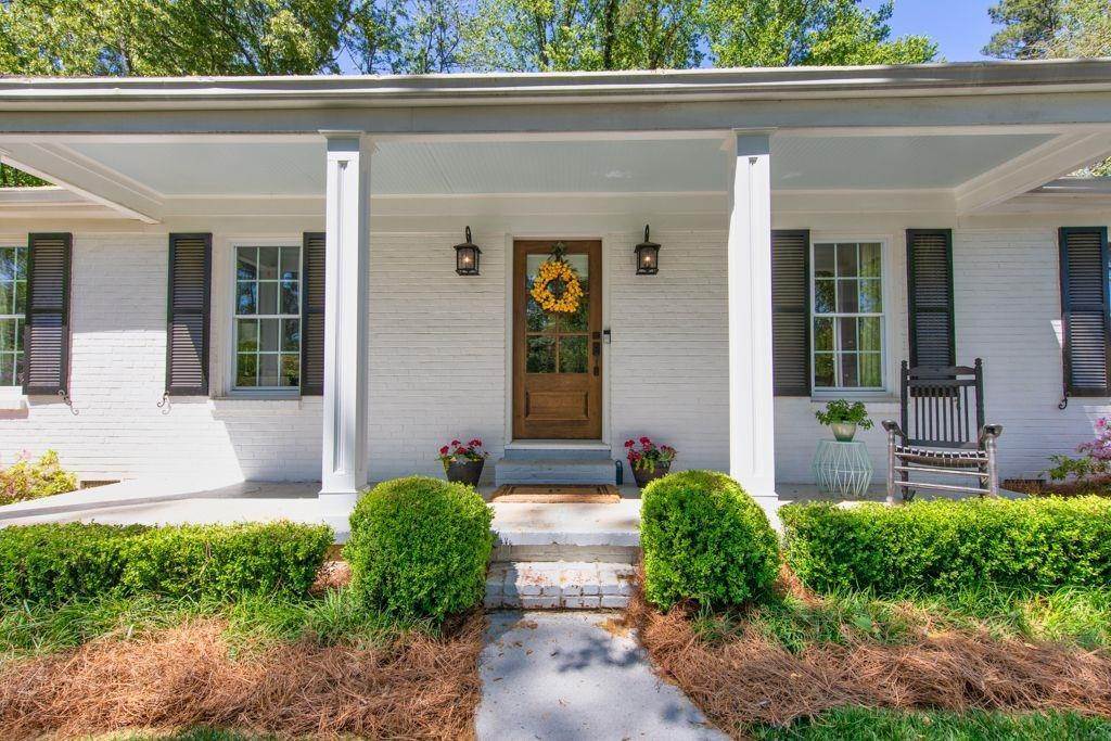 34. Single Family Homes в 490 CAROLWOOD Lane Atlanta, Джорджия 30342 Соединенные Штаты