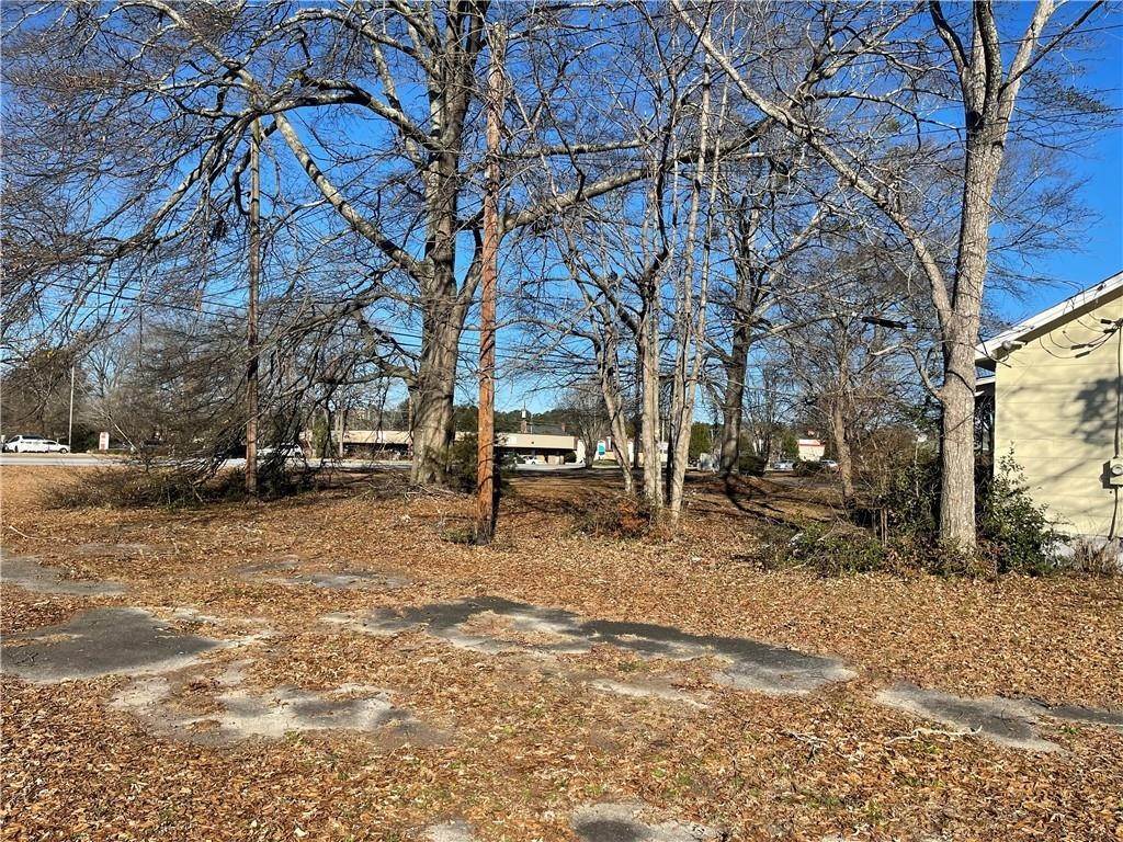 11. Single Family Homes for Sale at 605 N Jeff Davis Drive Fayetteville, Georgia 30214 United States