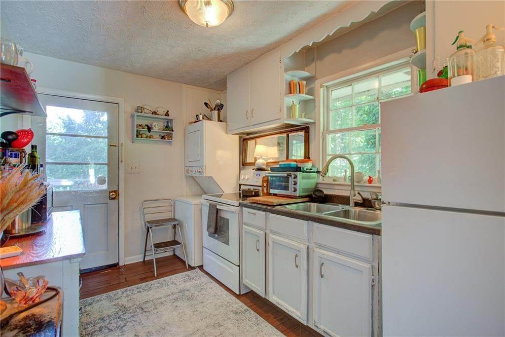 11. Single Family Homes for Sale at 1951 Hooper Street Decatur, Georgia 30032 United States