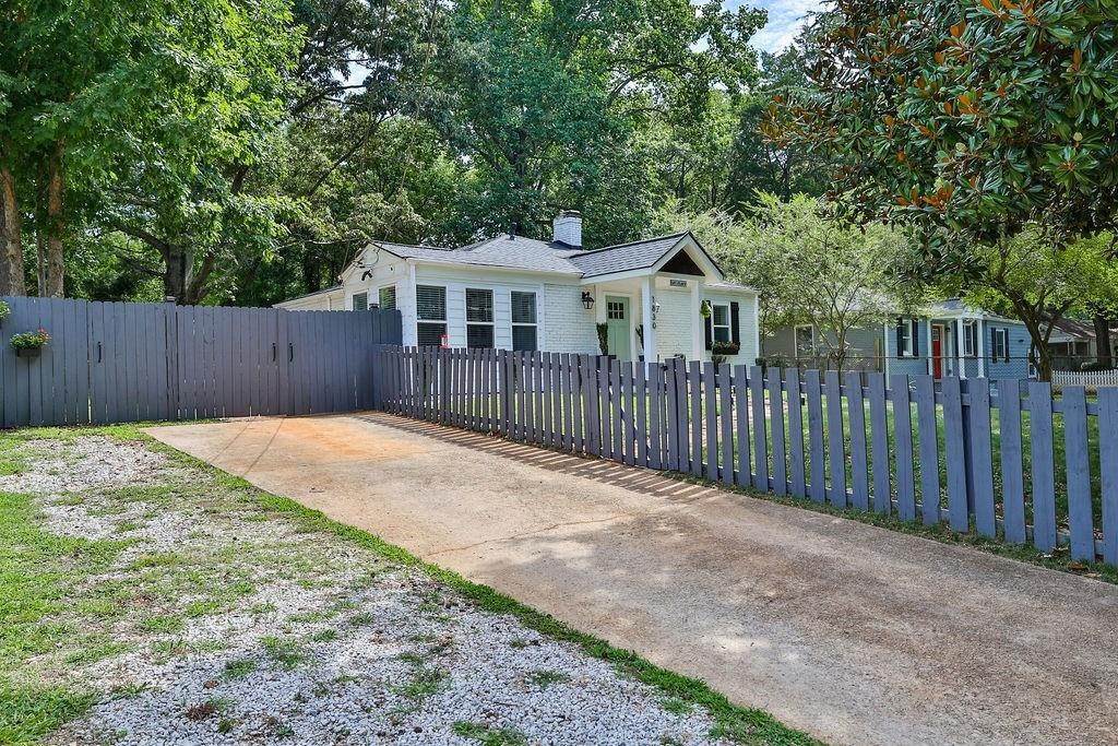 6. Single Family Homes for Sale at 1830 Flat Shoals Road Atlanta, Georgia 30316 United States