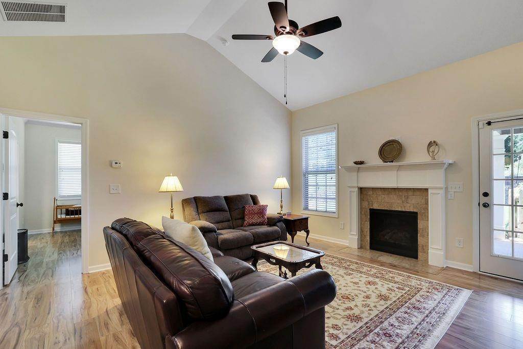 13. Single Family Homes for Sale at 1971 Tanglewood Drive Snellville, Georgia 30078 United States