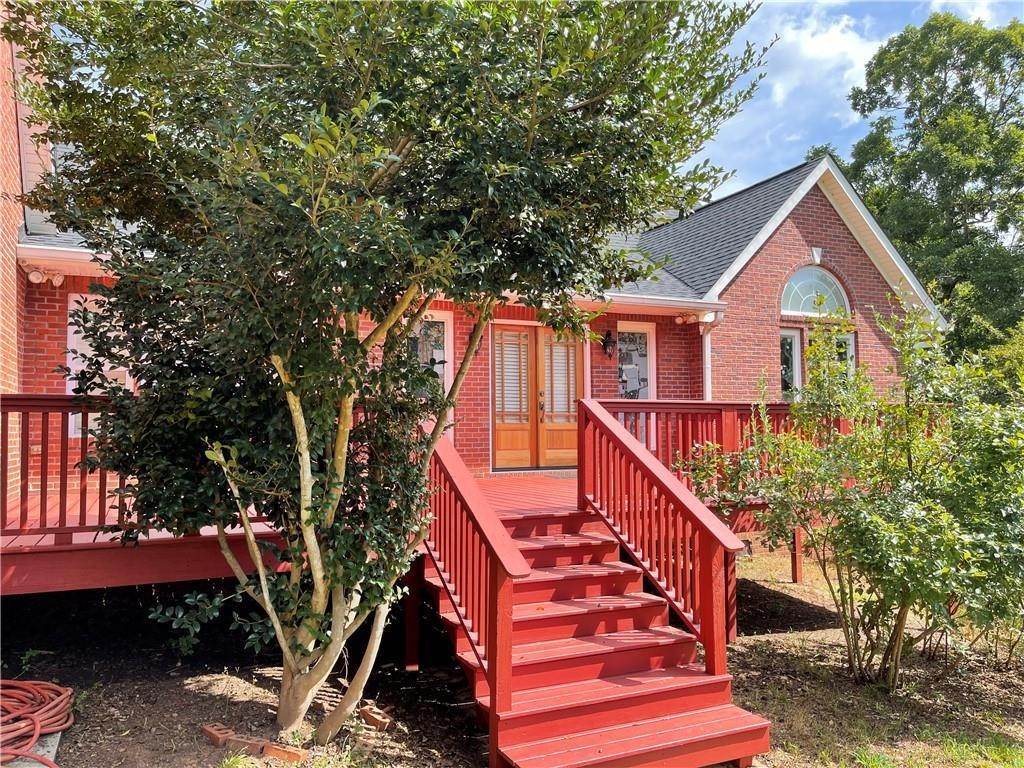 7. Single Family Homes for Sale at 1444 Pickett Bridge Road Covington, Georgia 30016 United States