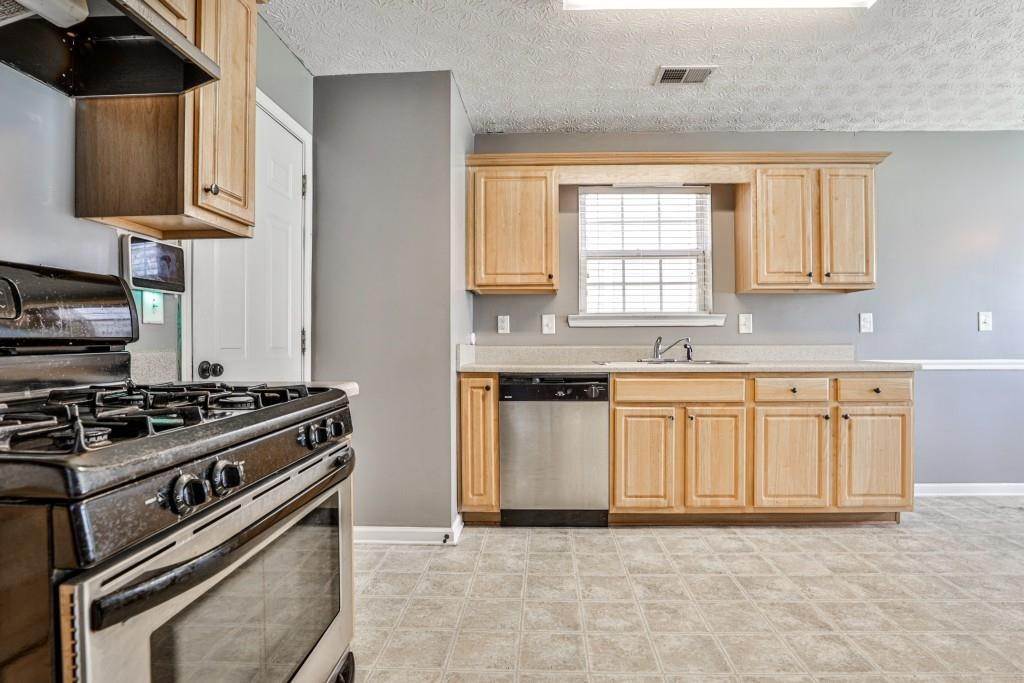 9. Townhouse for Sale at 9582 Lakeview Circle Union City, Georgia 30291 United States