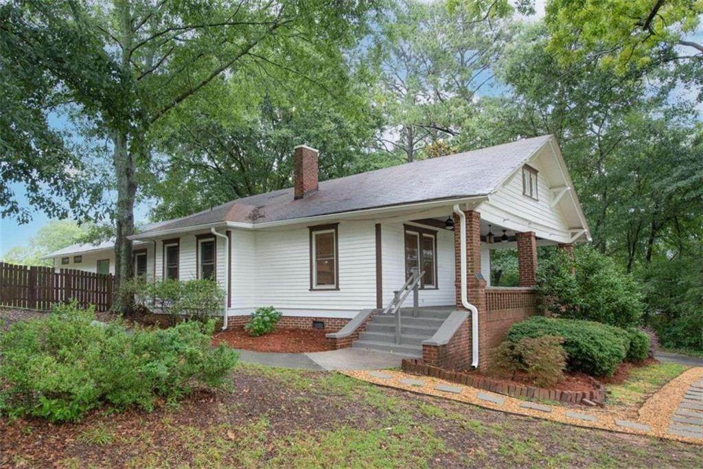 6. Single Family Homes for Sale at 8702 Campbellton Street Douglasville, Georgia 30134 United States