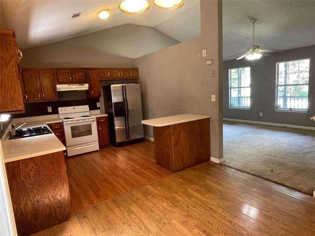 9. Single Family Homes for Sale at 7125 Babbling Brook Drive Jonesboro, Georgia 30236 United States