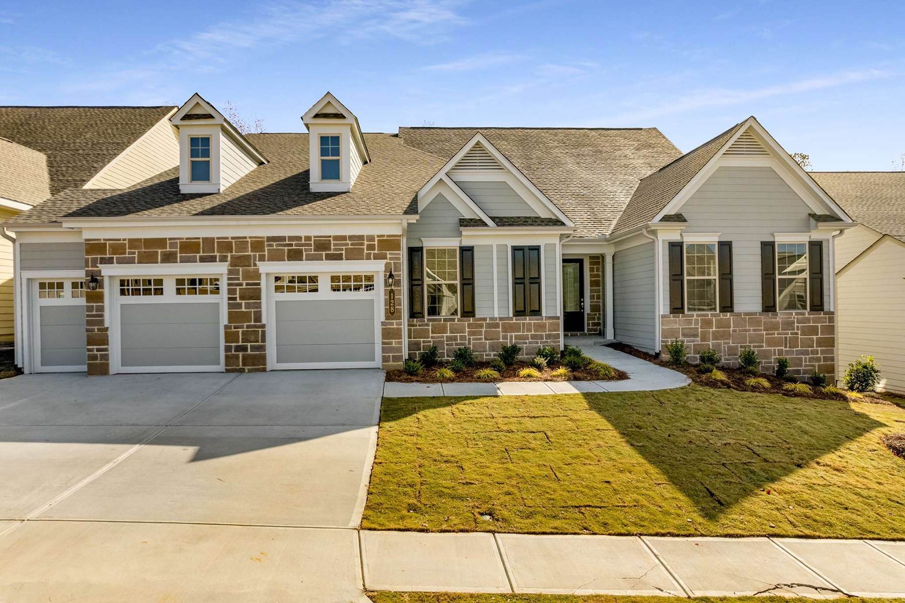 Single Family Homes à Brand New Upgraded House for Lease in Cresswind 128 Cottonwood Circle Peachtree City, Georgia 30269 États-Unis