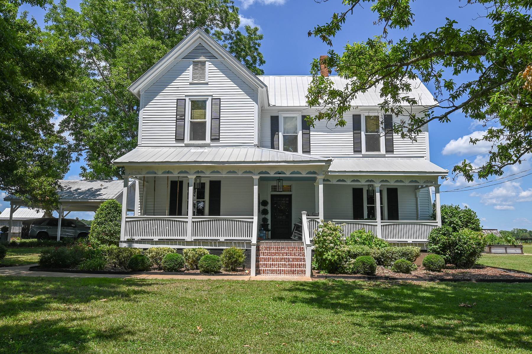Single Family Homes のために 売買 アット Beautifully Renovated Early 1900's Farmhouse Is Waiting For You 1981 Broughton Road Newborn, ジョージア 30056 アメリカ