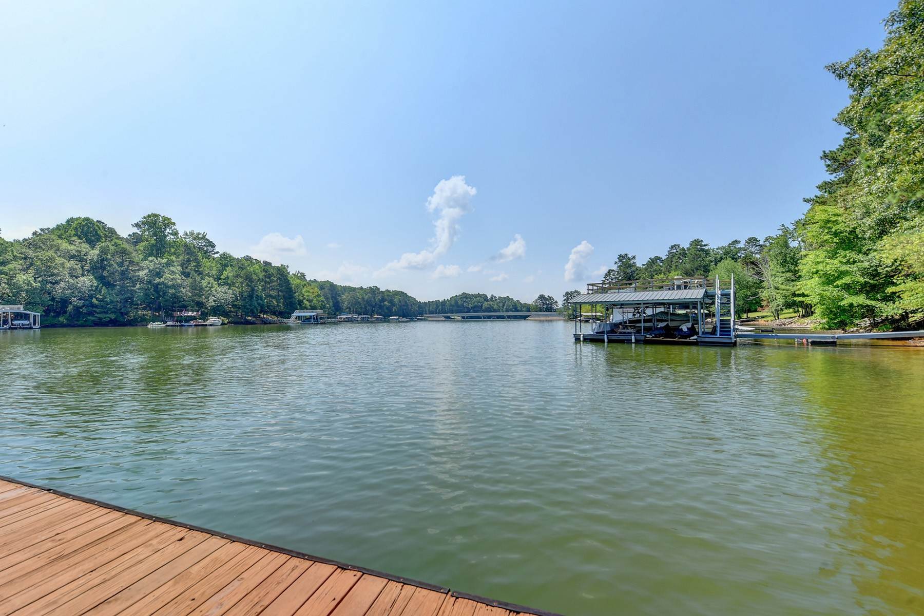 29. Single Family Homes for Sale at Charming Waterfront Cottage on Lake Lanier 9580 Mathis Drive Gainesville, Georgia 30506 United States