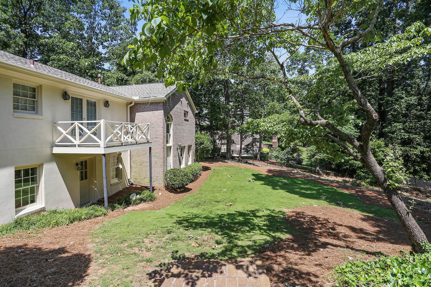 41. Single Family Homes for Sale at Beautiful Home on Private 2.1+/- Acre Lot 405 Heards Ferry Road Sandy Springs, Georgia 30328 United States