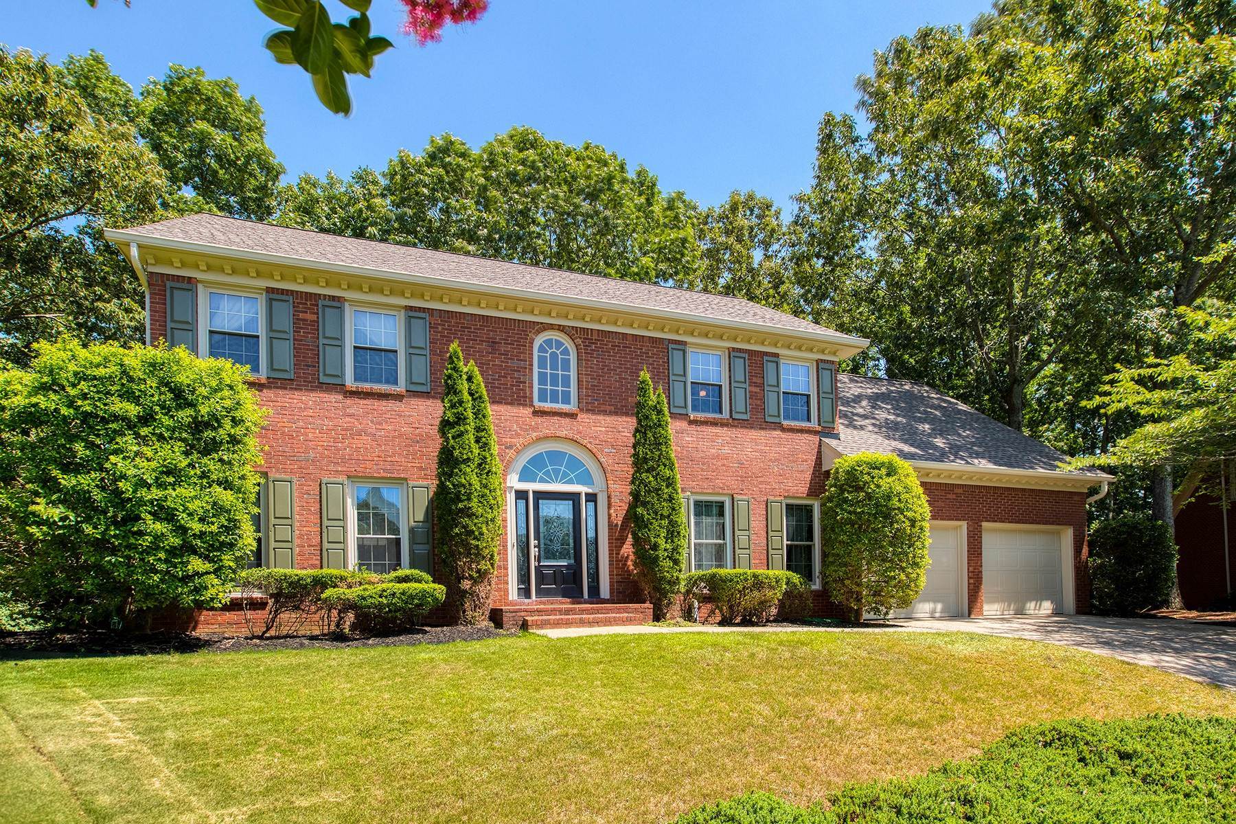 Single Family Homes для того Продажа на Elegant Traditional in Studdiford 1040 Summer Oaks Close Roswell, Джорджия 30076 Соединенные Штаты