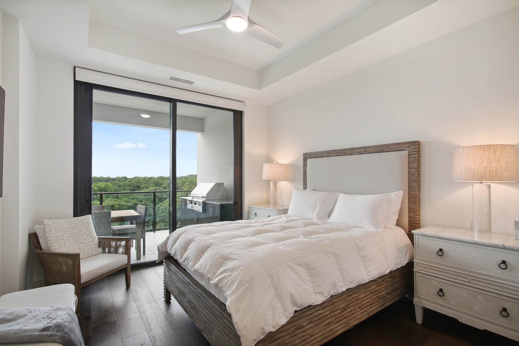 17. Single Family Homes for Sale at Stunning Two Bedroom Unit at the New Sought-after Condominium, Graydon Buckhead 2520 Peachtree Road NW, No. 1002 Atlanta, Georgia 30305 United States