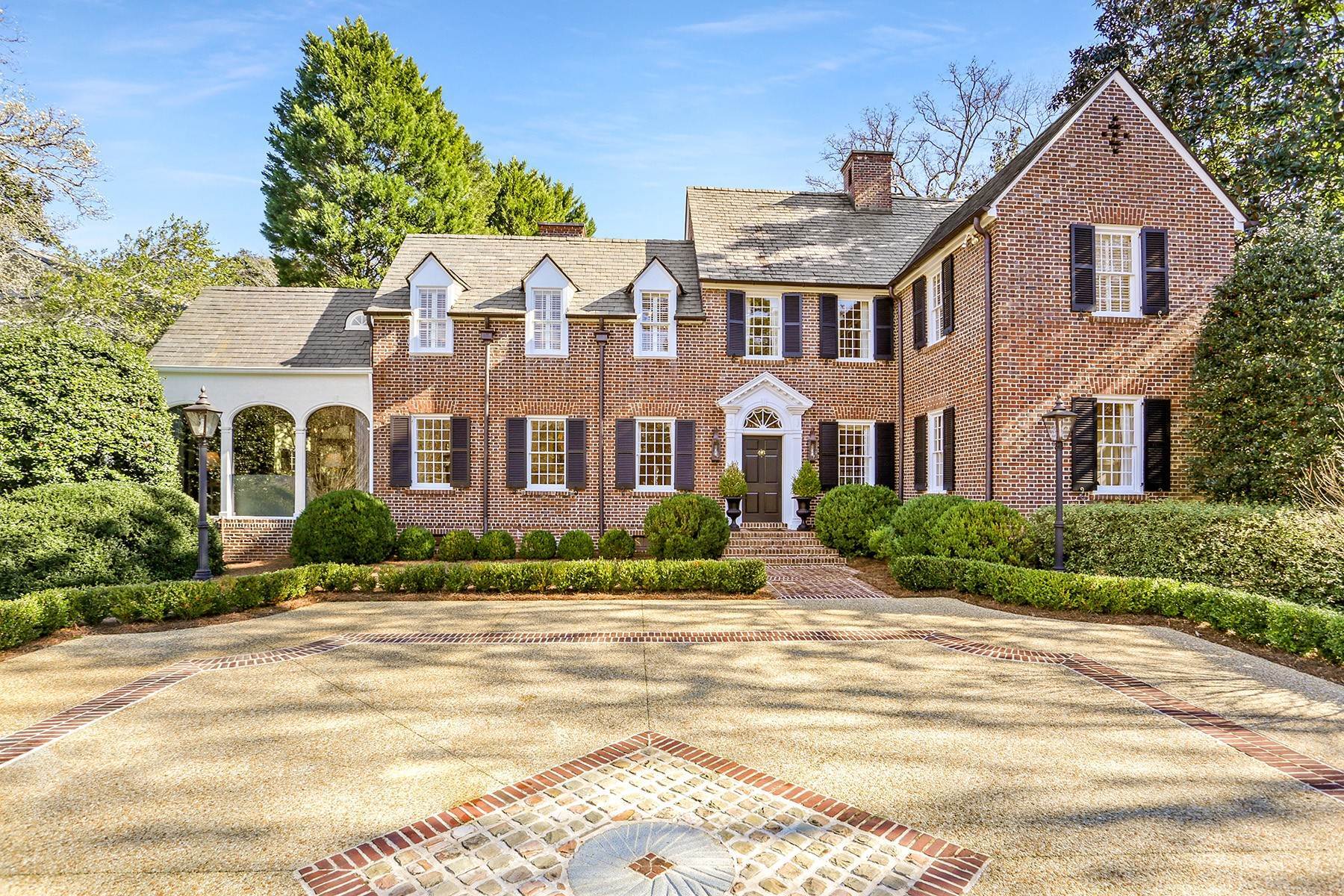 Single Family Homes для того Продажа на Stunning Estate in Sought-after Haynes Manor 2585 Woodward Way Atlanta, Джорджия 30305 Соединенные Штаты