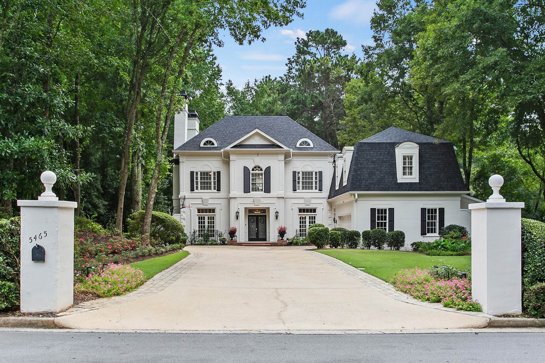 Single Family Homes à European Masterpiece with Stunning Pool and Gardens in Johns Creek 5465 Chelsen Wood Drive Johns Creek, Georgia 30097 États-Unis