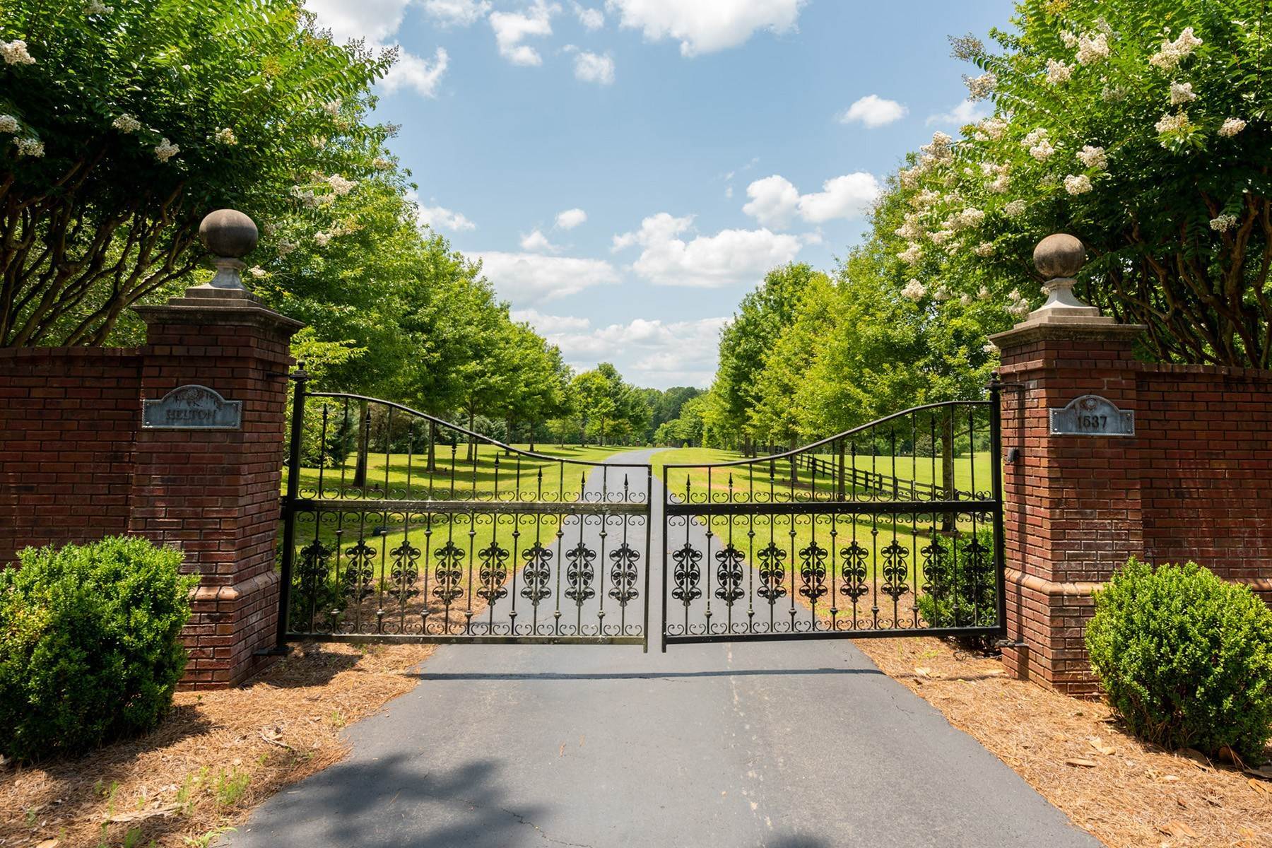 5. Single Family Homes for Sale at Exquisite Estate that Sits on70+/- Acres with Multiple Homes, Pool, and Barn 1537 Ga Highway 15 N Sandersville, Georgia 31082 United States