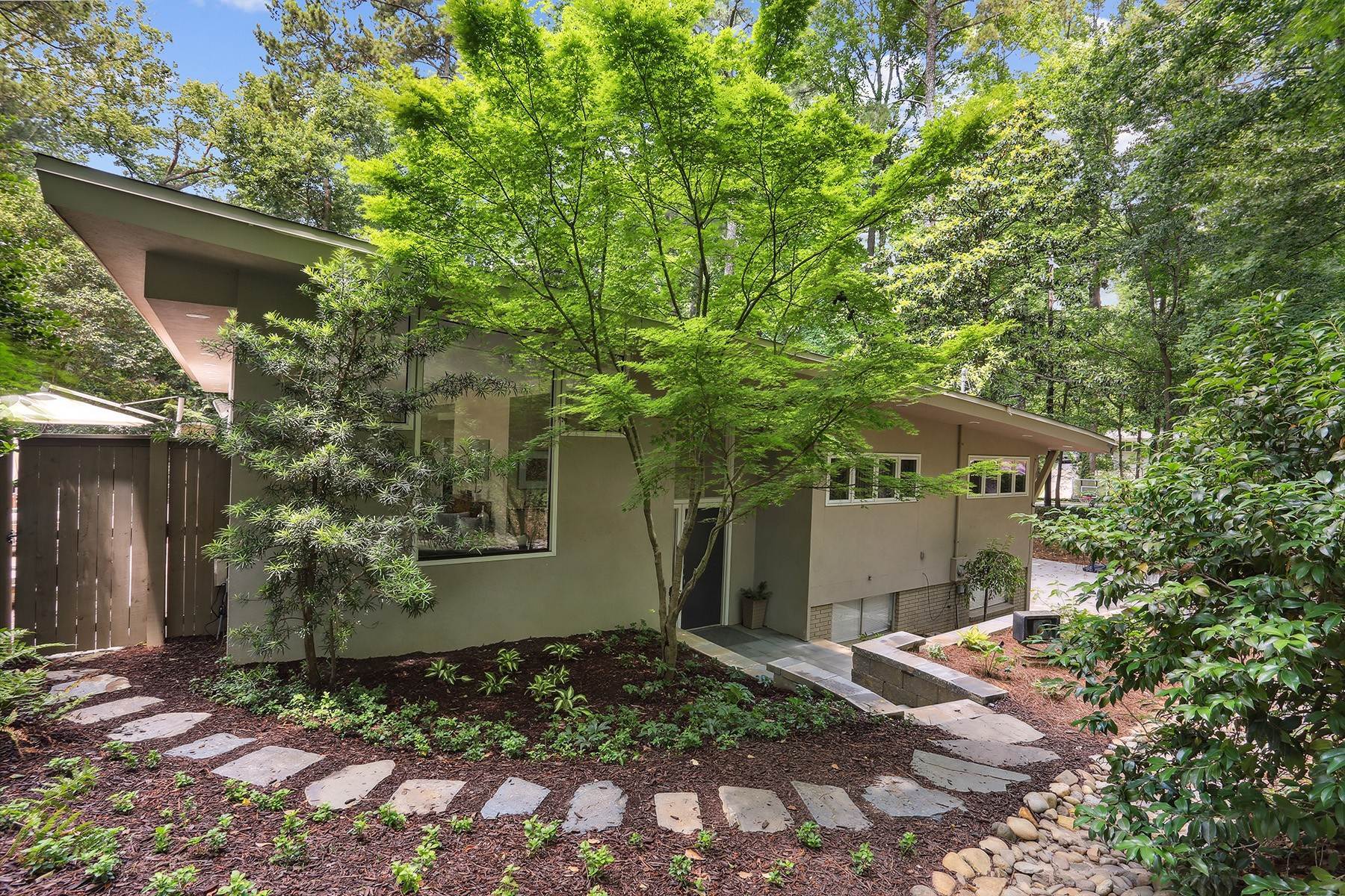 Single Family Homes для того Продажа на Serene Buckhead Retreat In Sought-After Pine Hills 1125 Ferncliff Road NE Atlanta, Джорджия 30324 Соединенные Штаты