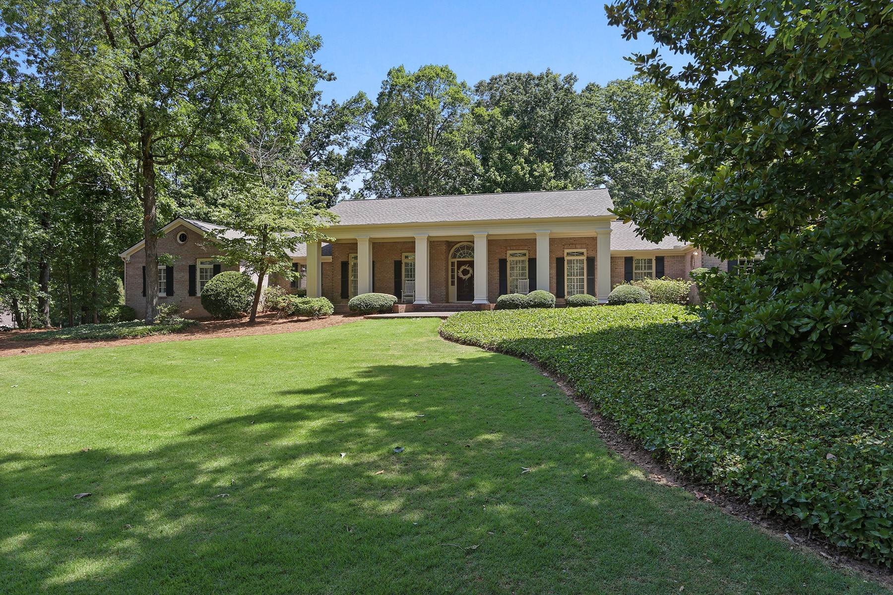 37. Single Family Homes for Sale at Beautiful Home on Private 2.1+/- Acre Lot 405 Heards Ferry Road Sandy Springs, Georgia 30328 United States
