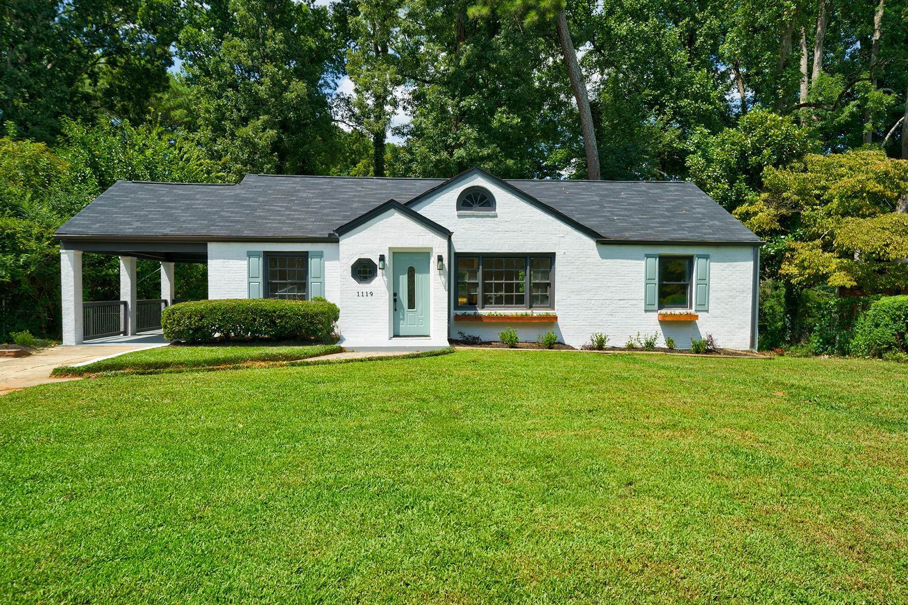 Single Family Homes 為 出售 在 Beautiful Painted Brick Bungalow Professionally Designed and Renovated 1119 Fayetteville Road Atlanta, 喬治亞州 30316 美國