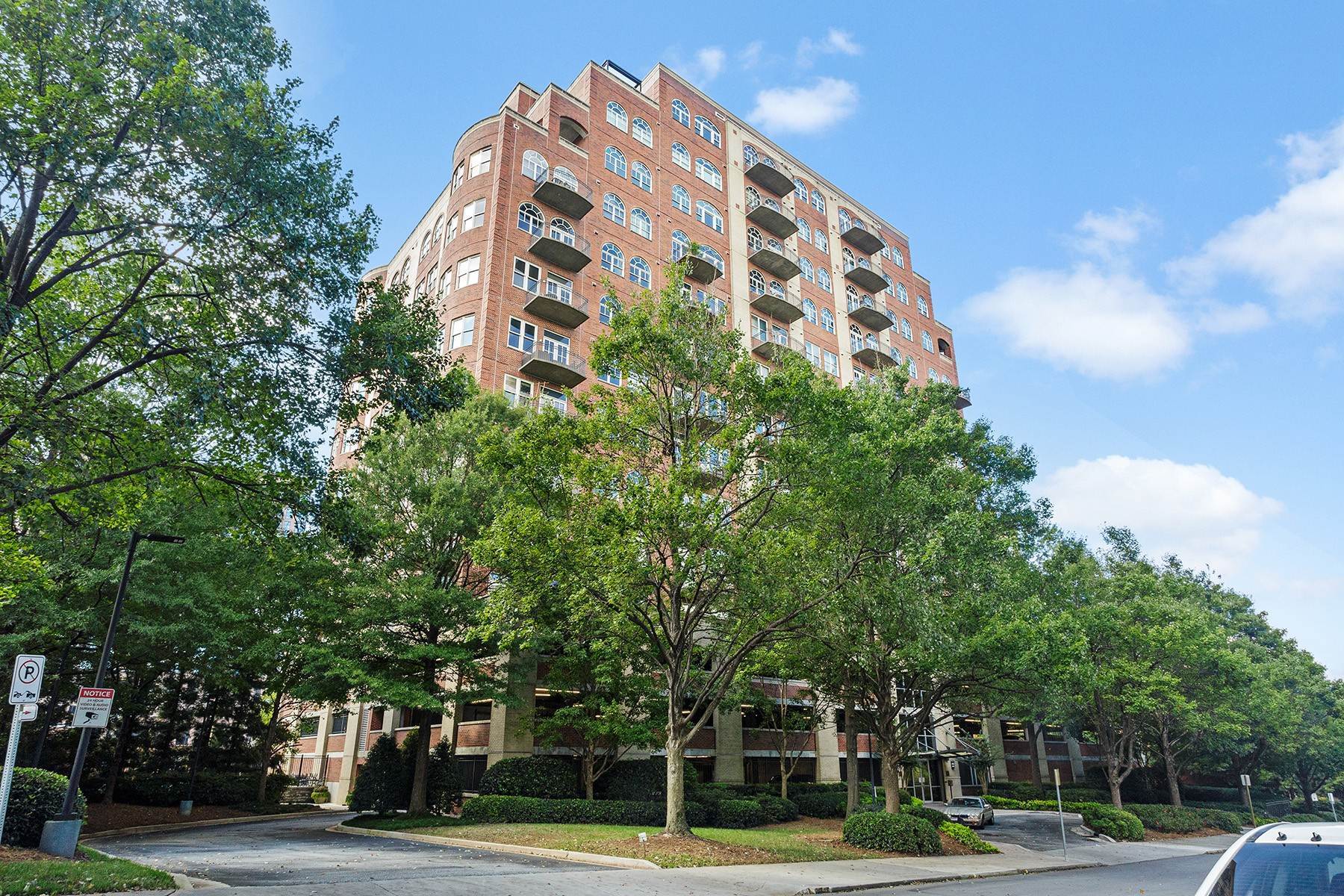 29. Condominiums for Sale at Incredible Opportunity To Acquire A Rare Patio Loft At Mathieson Exchange Lofts 3180 Mathieson Drive, No. 505 Atlanta, Georgia 30305 United States