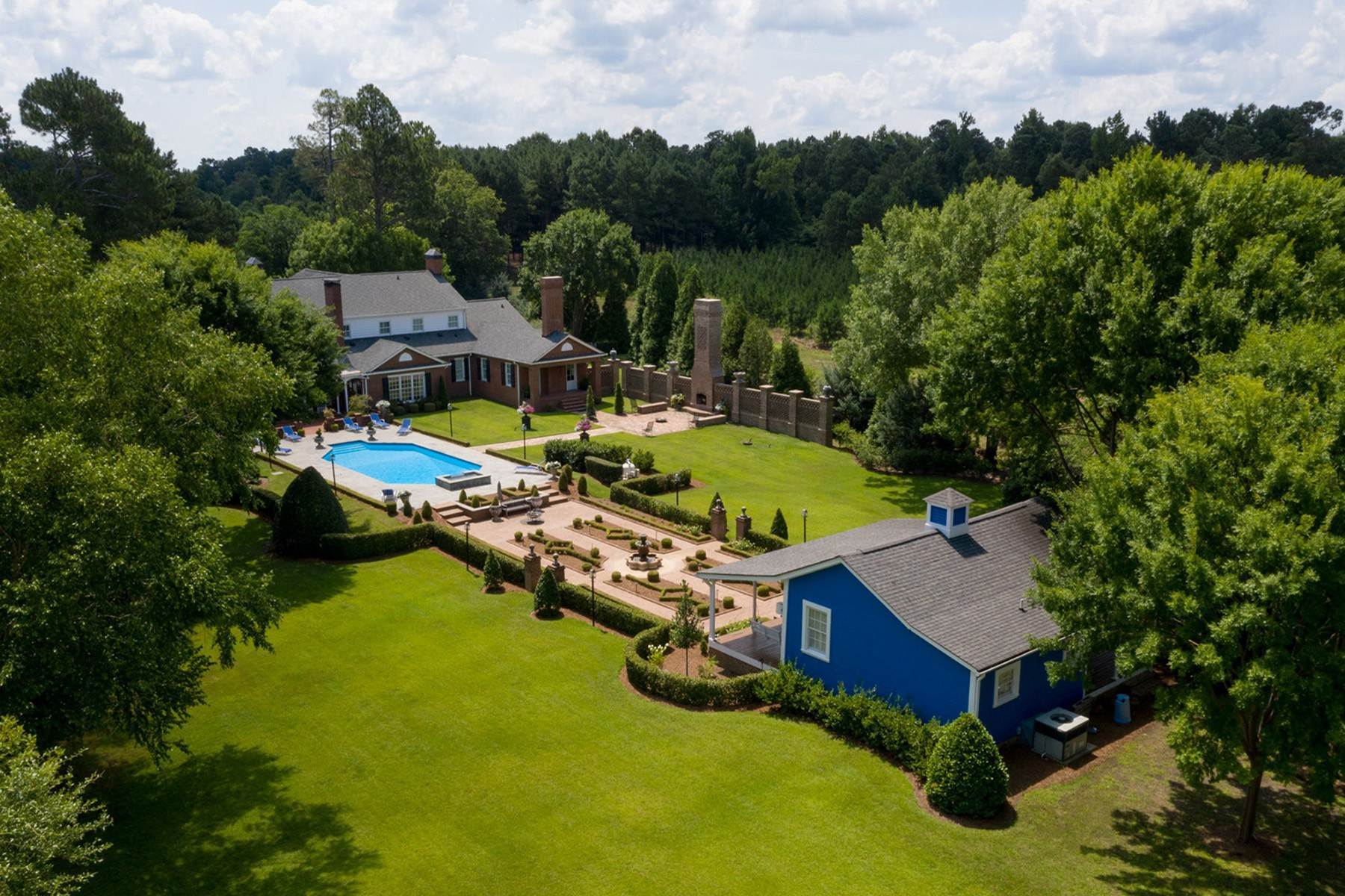 4. Single Family Homes for Sale at Exquisite Estate that Sits on70+/- Acres with Multiple Homes, Pool, and Barn 1537 Ga Highway 15 N Sandersville, Georgia 31082 United States