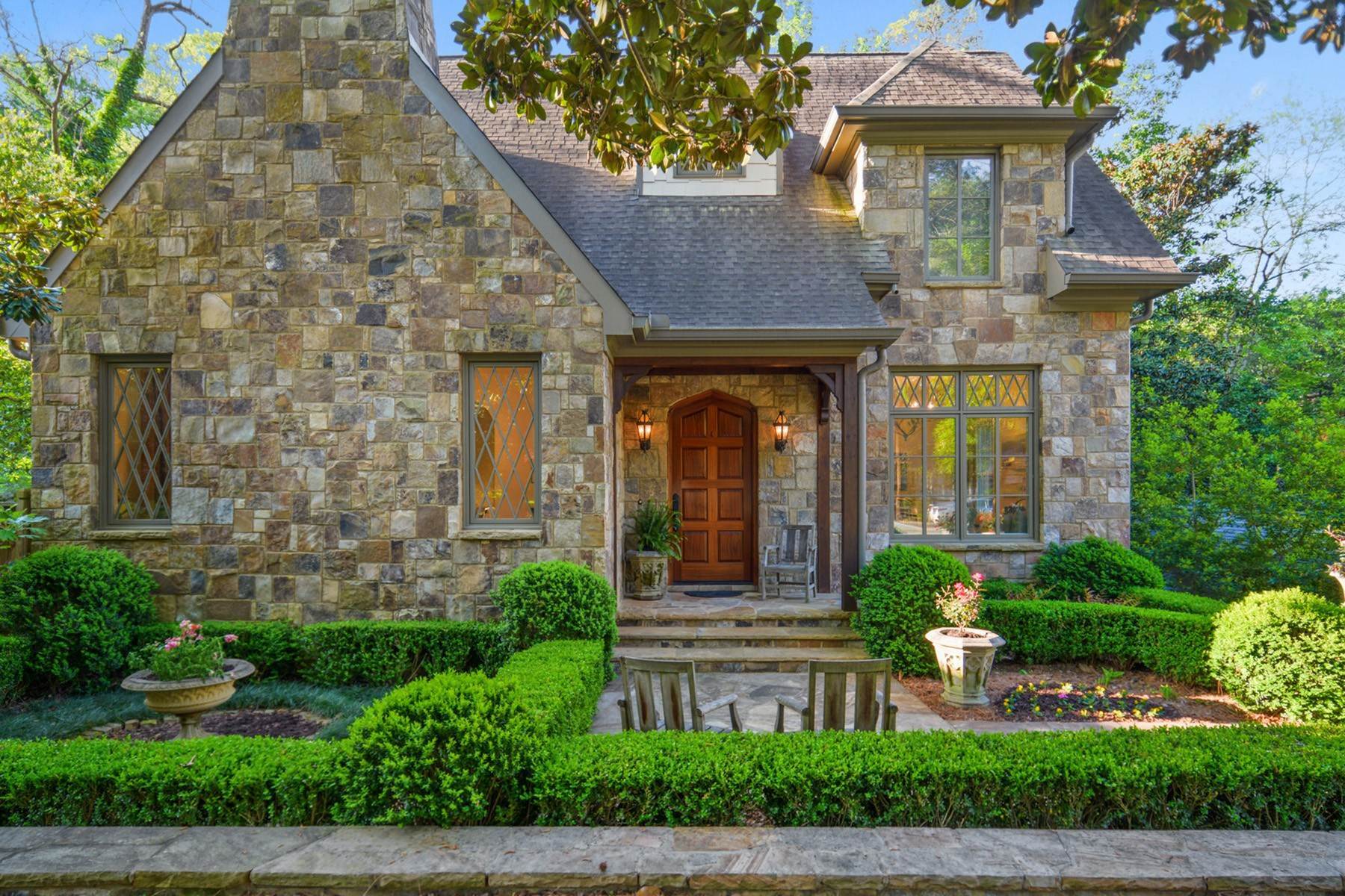 Single Family Homes em Stunning Masterpiece In Peachtree Park 701 Martina Drive NE Atlanta, Geórgia 30305 Estados Unidos