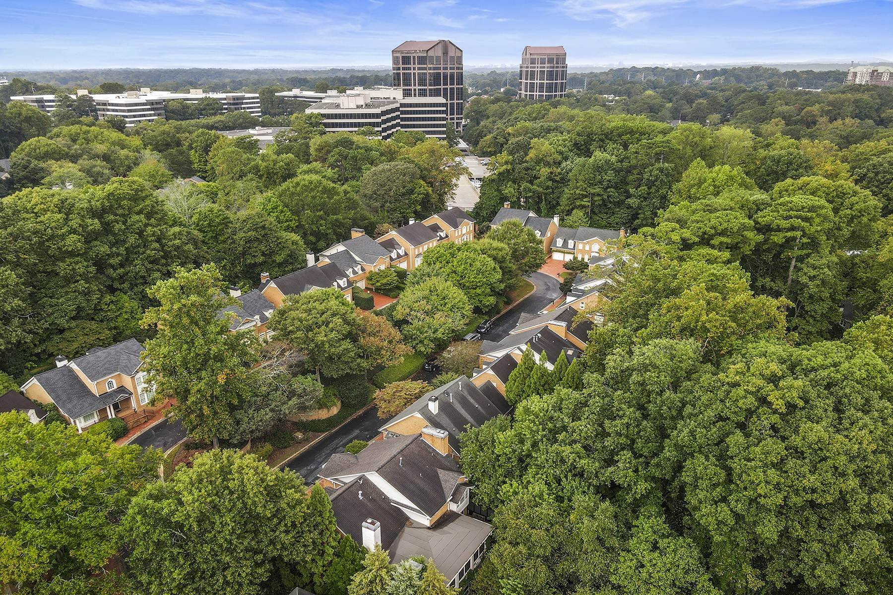 50. Single Family Homes for Sale at Exquisite All-Brick Cluster Home The Park on Ivy 460 Ivy Park Lane Atlanta, Georgia 30342 United States