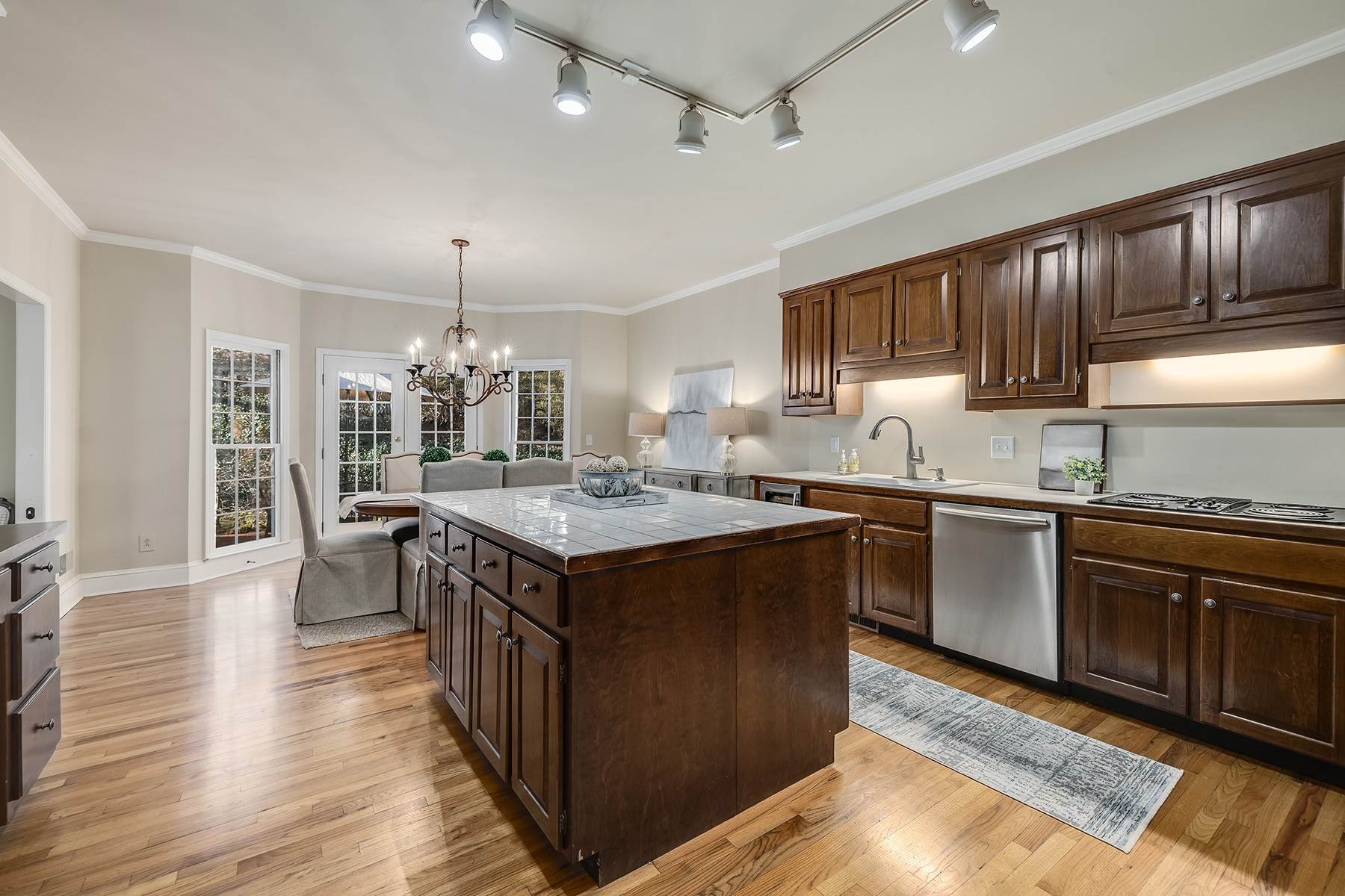 19. Single Family Homes for Sale at Classic Brick Sandy Springs Executive Home on 1.206 Acres 895 Waddington Court Sandy Springs, Georgia 30350 United States