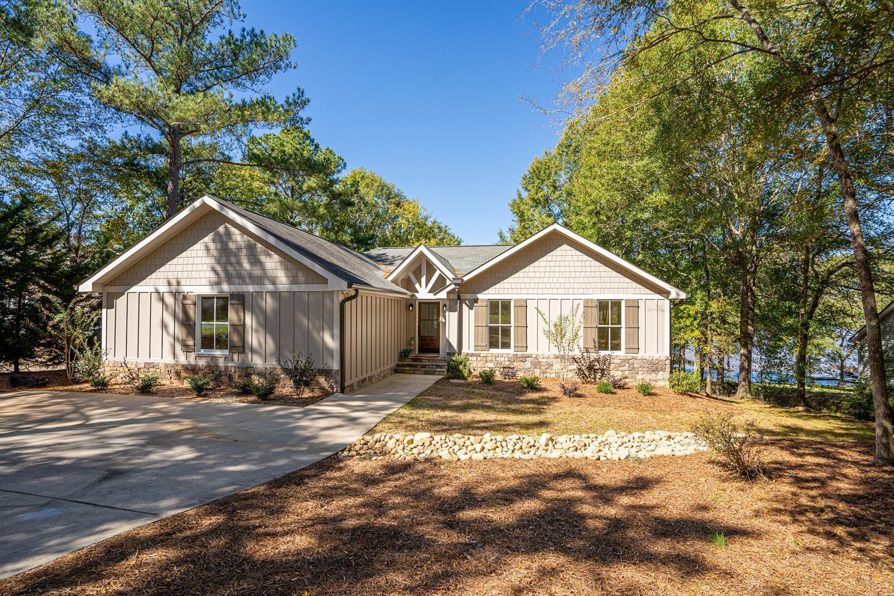 Single Family Homes per Vendita alle ore Beautifully Renovated Home with Two Owners Suites 1220 Parks Mill Trace Greensboro, Georgia 30642 Stati Uniti