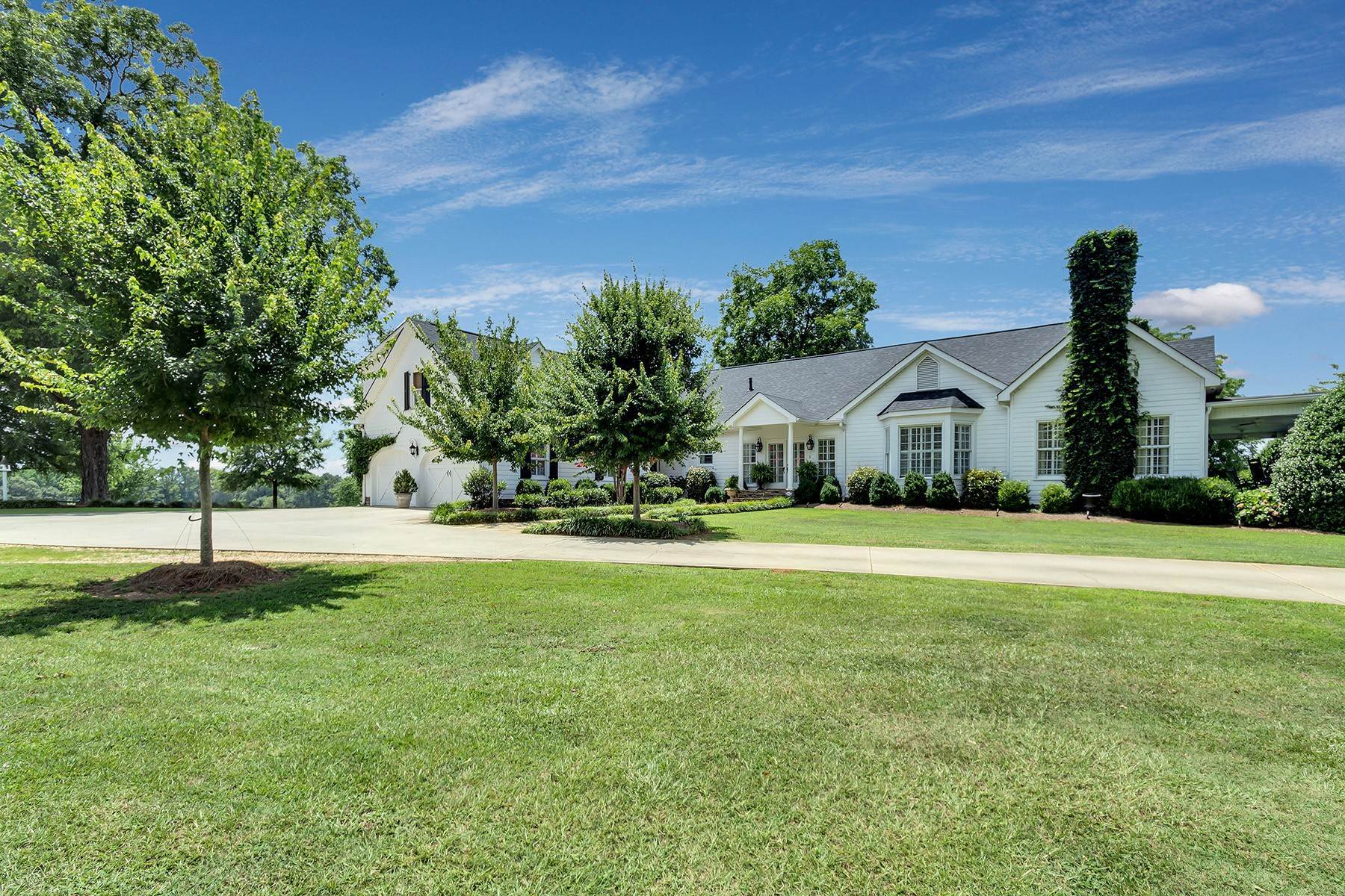 Single Family Homes のために 売買 アット Historic Home And Horse Property on 21 Plus Acres In McDonough 1186 E Lake Road McDonough, ジョージア 30252 アメリカ