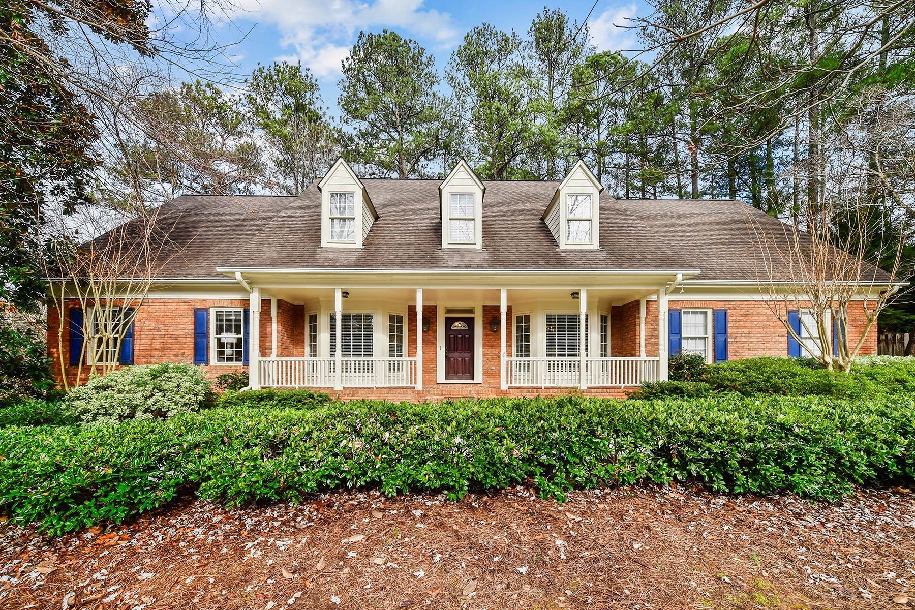 Single Family Homes 용 매매 에 Appealing Cape Cod Style Home 590 Spindlewick Drive Sandy Springs, 조지아 30350 미국