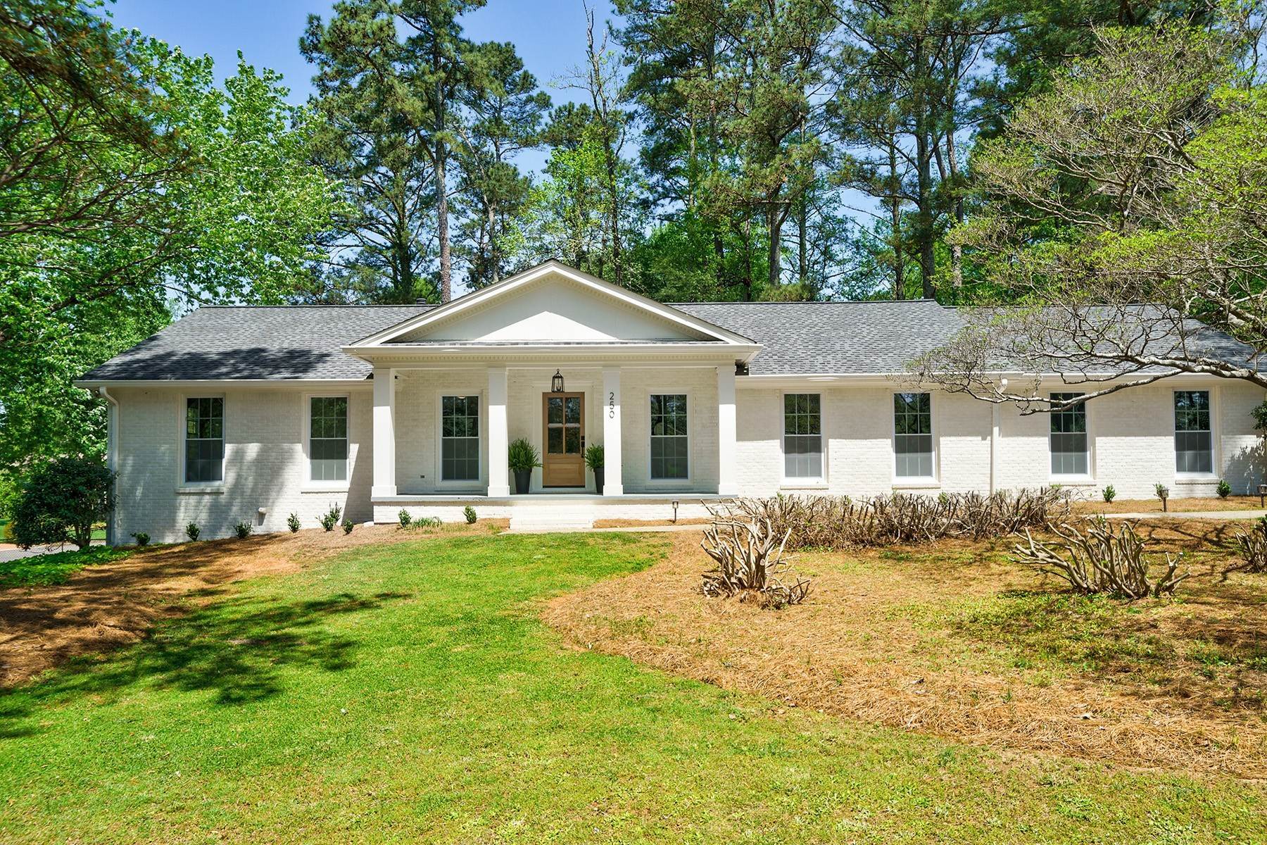 Single Family Homes για την Πώληση στο Total Ranch Renovation With An Open Interior That Will Wow Any Buyer 250 Hembree Road Roswell, Γεωργια 30075 Ηνωμένες Πολιτείες