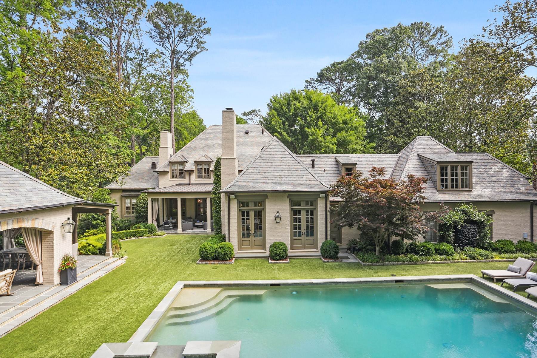 39. Single Family Homes for Sale at Gorgeous Home on 1.5+/- Acres in Sought-after Tuxedo Park 358 King Road Atlanta, Georgia 30342 United States