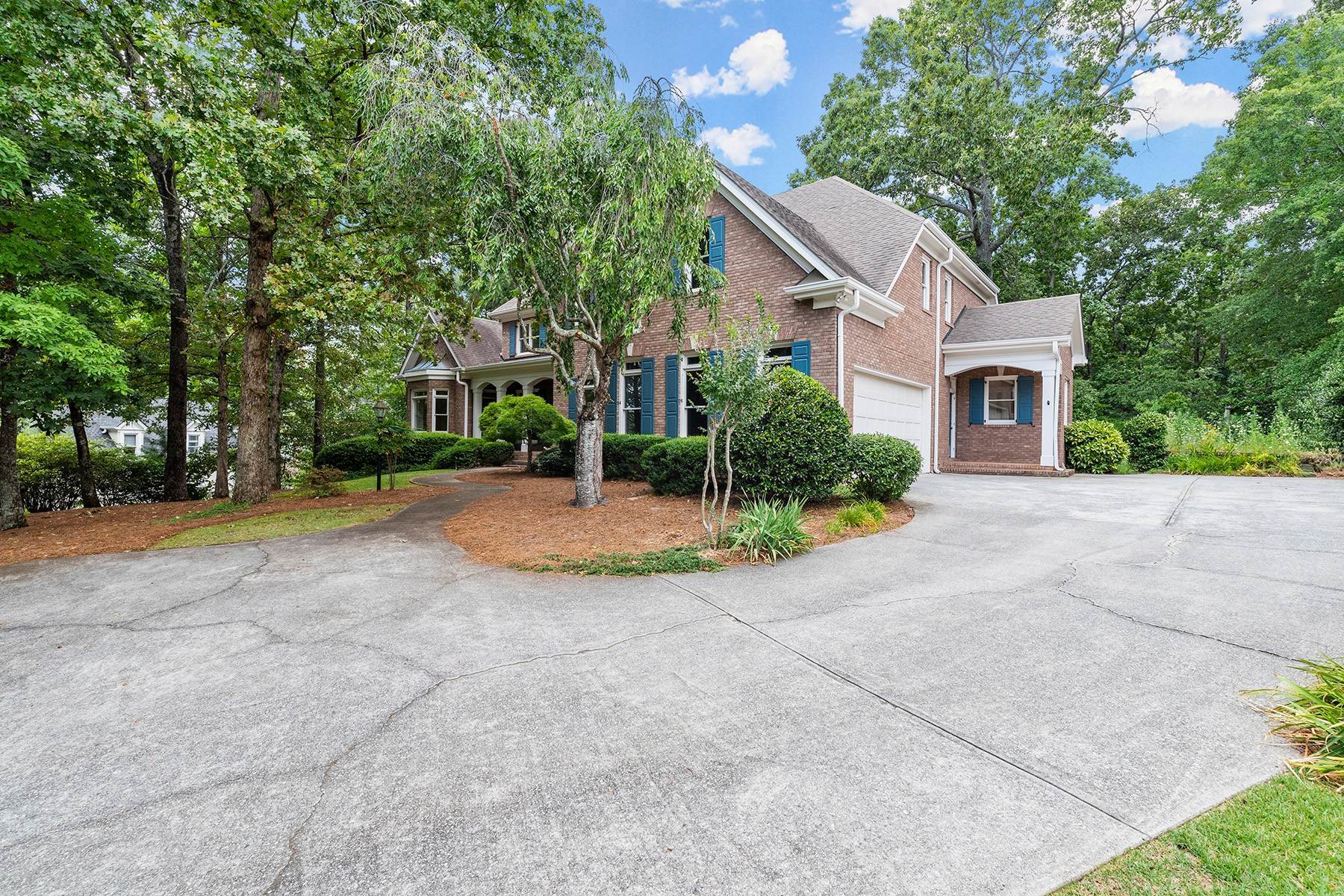 47. Single Family Homes for Sale at Custom-Built Home with Main Floor Owner's Suite in Gated Windward 1430 Portmarnock Drive Alpharetta, Georgia 30005 United States