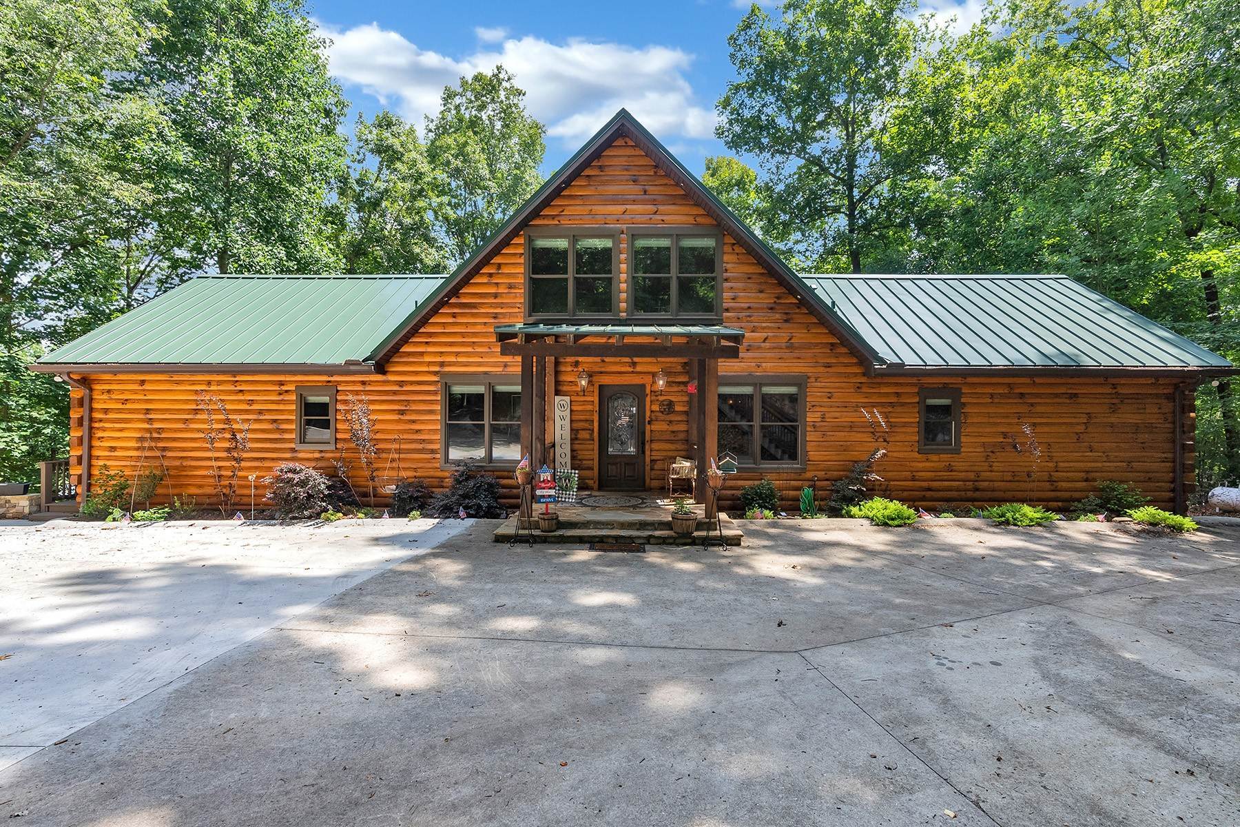Single Family Homes vid Welcome To This Exquisite Lakefront Log Cabin That Boasts Rustic Charm 5281 Laurel Lane Gainesville, Georgien 30506 Förenta staterna