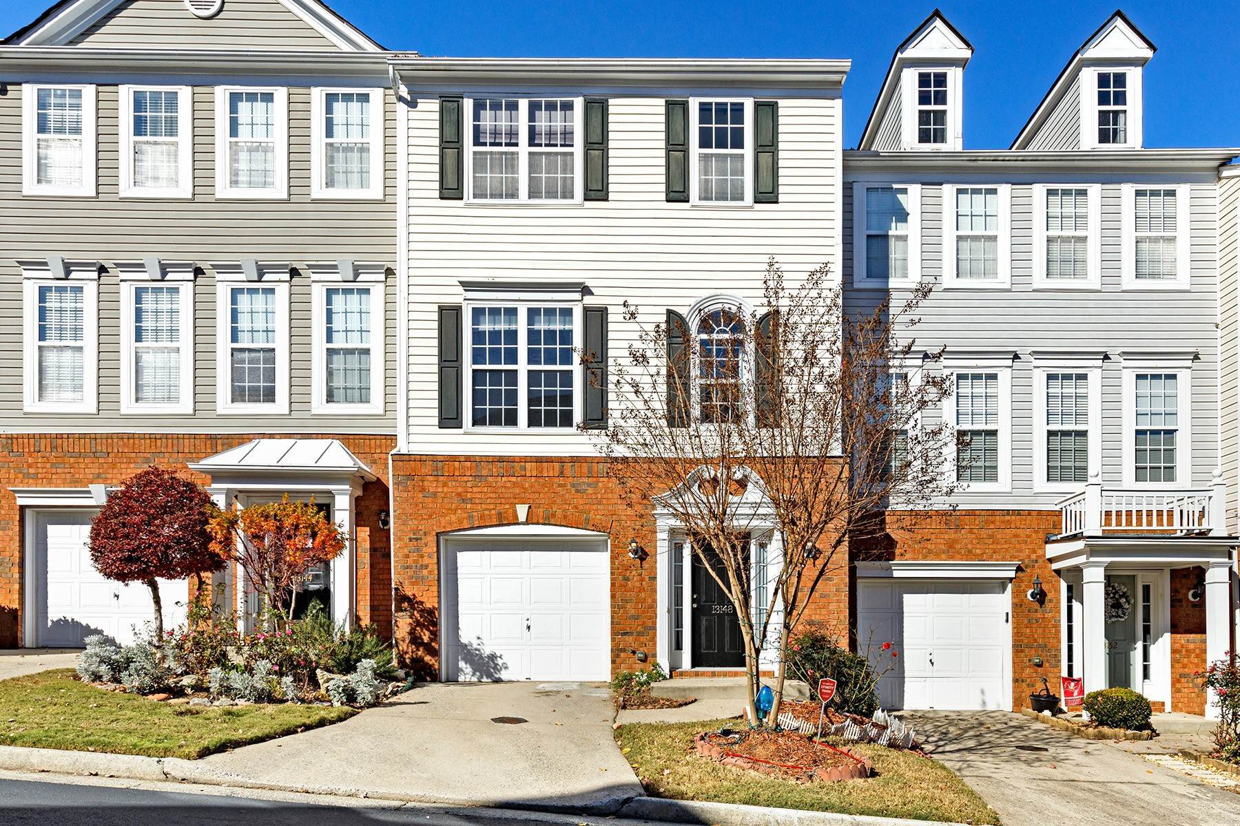 townhouses voor Verkoop op Renovated Townhome with Private Views of Community Lake 13148 Fasherstone Drive Alpharetta, Georgië 30004 Verenigde Staten