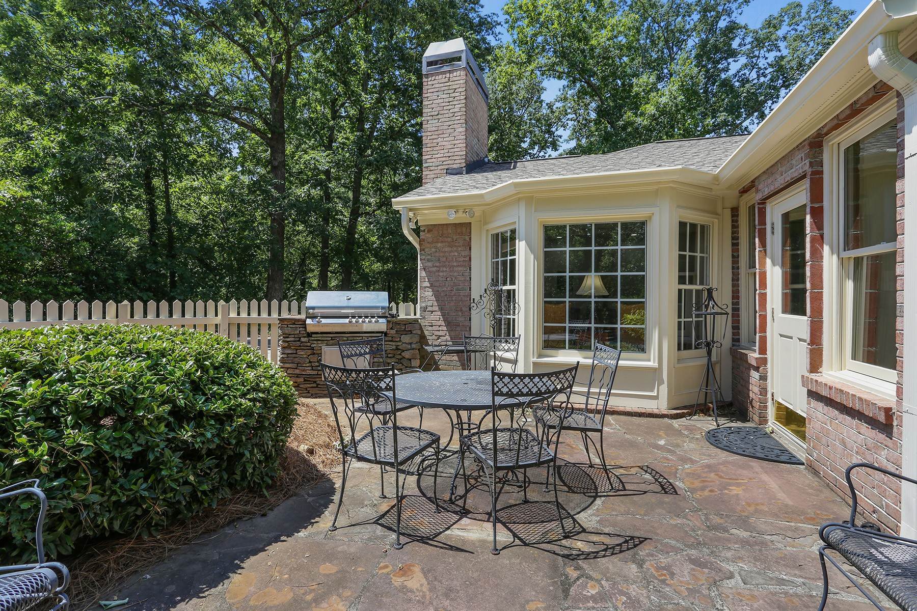 39. Single Family Homes for Sale at Beautiful Home on Private 2.1+/- Acre Lot 405 Heards Ferry Road Sandy Springs, Georgia 30328 United States