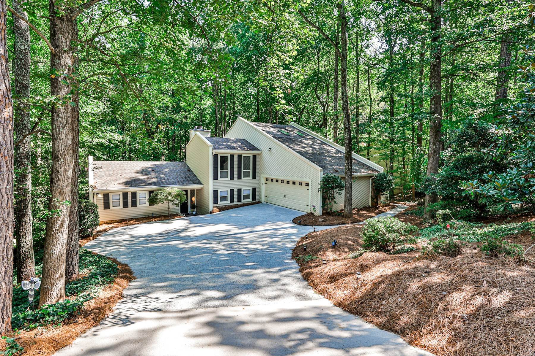Single Family Homes for Sale at Tranquil Contemporary on a Peaceful Cul de Sac in Rivermont 110 Mount Shasta Lane Alpharetta, Georgia 30022 United States