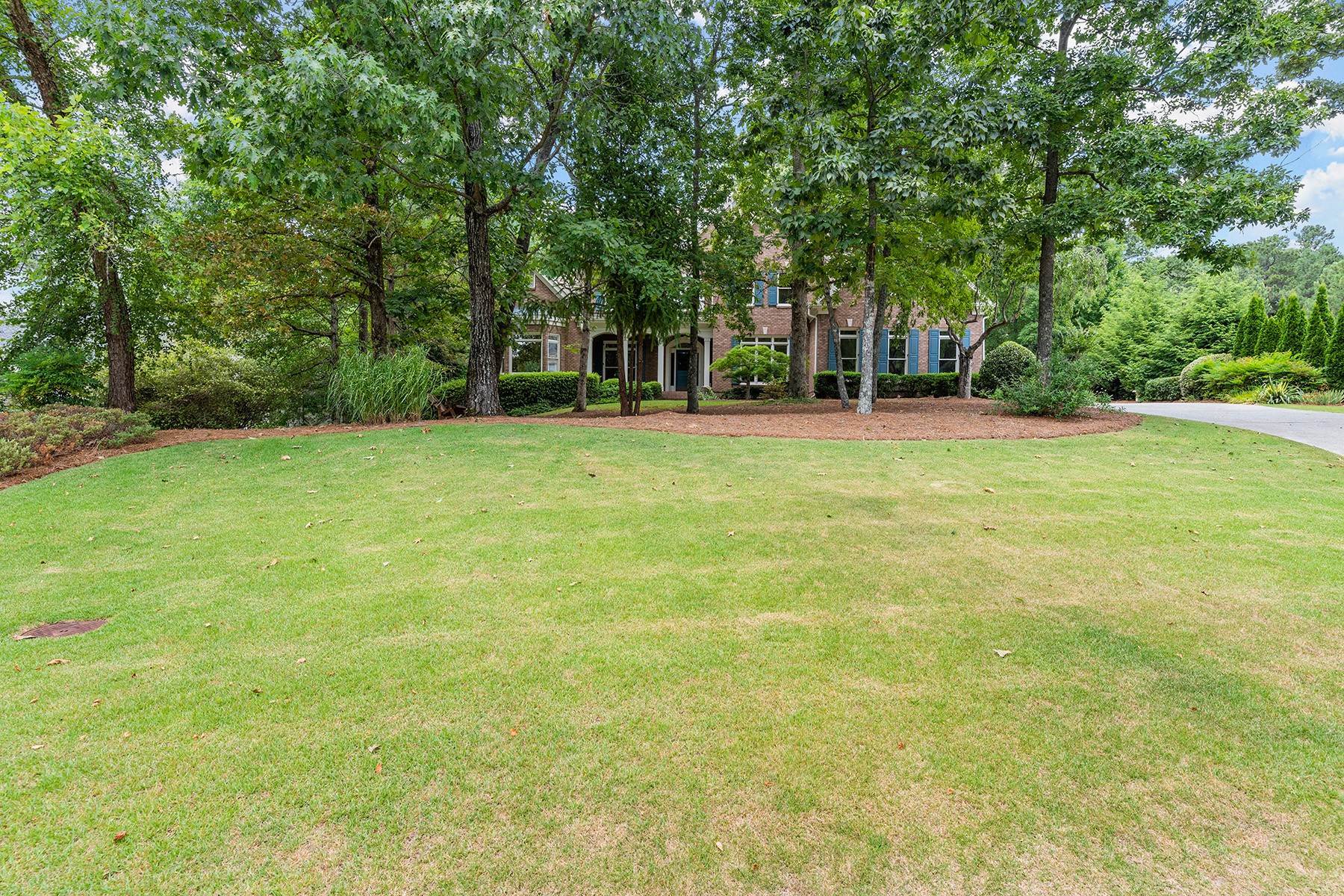 46. Single Family Homes for Sale at Custom-Built Home with Main Floor Owner's Suite in Gated Windward 1430 Portmarnock Drive Alpharetta, Georgia 30005 United States