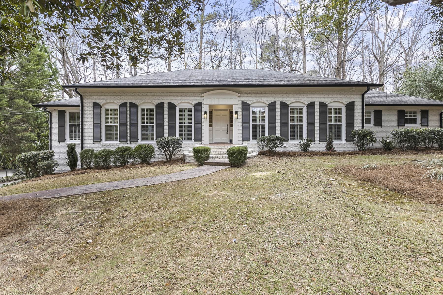 Single Family Homes для того Продажа на Custom Renovation in Buckhead 1185 Paces Forest Drive NW Atlanta, Джорджия 30327 Соединенные Штаты