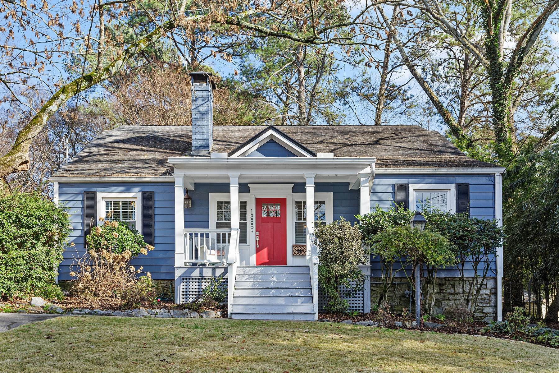 Single Family Homes για την Πώληση στο Charming Updated And Light Filled Home 1885 Monroe Drive Atlanta, Γεωργια 30324 Ηνωμένες Πολιτείες
