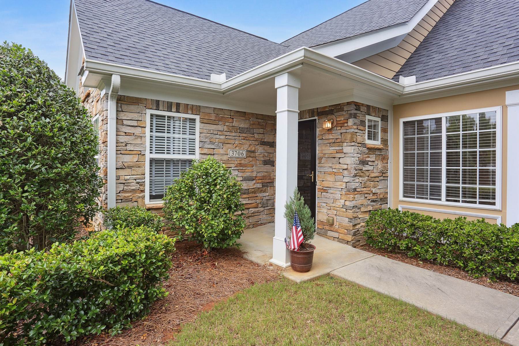 Single Family Homes à Maintenance -Free Living in Gated Active Adult Community in the Heart of Roswell 3706 Village Lane Roswell, Georgia 30075 États-Unis